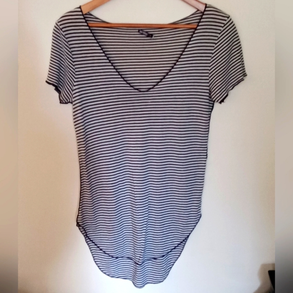 Vox Populi long high low style tee - Size small